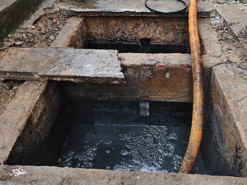 和凤镇清理化粪池